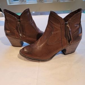 Ankle boots